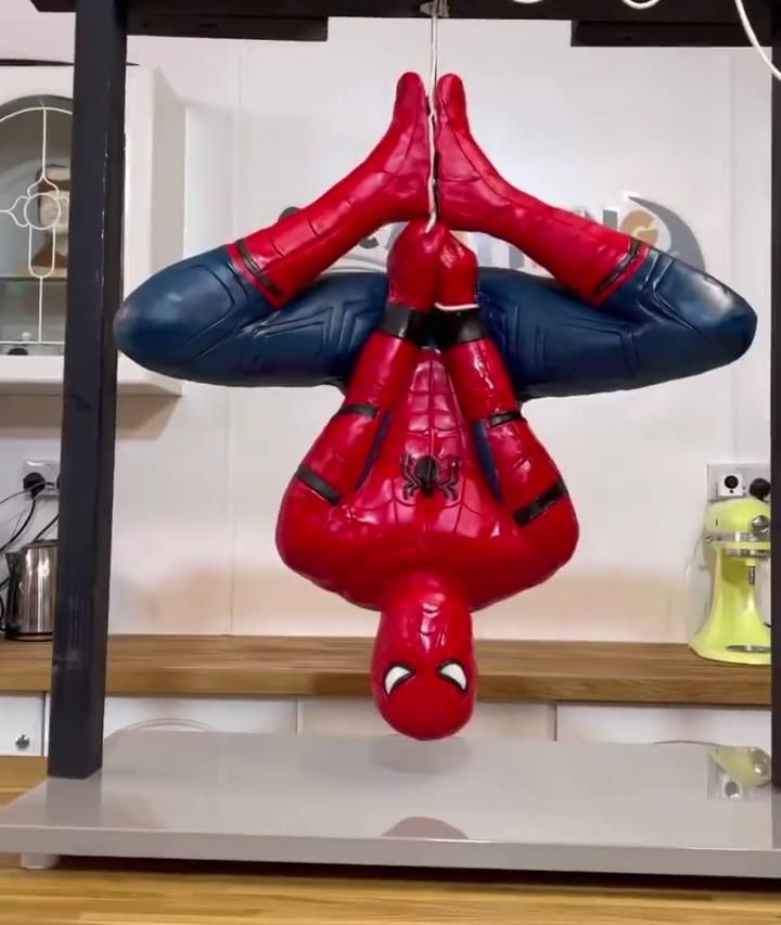 Keren! Wanita Ini Berhasil Buat Kue Spiderman yang Bergantung Terbalik
