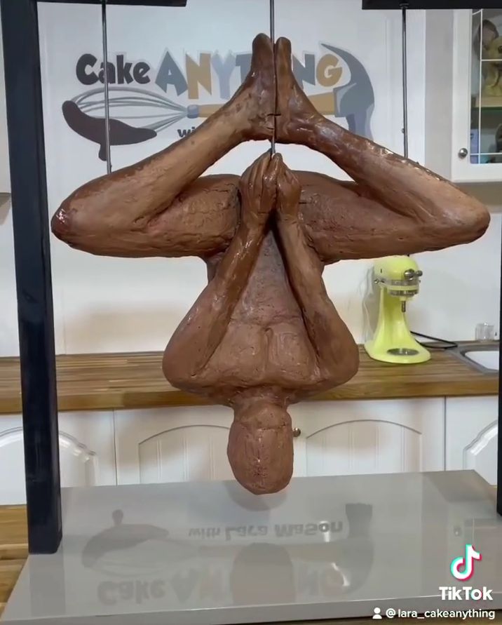 Keren! Wanita Ini Berhasil Buat Kue Spiderman yang Bergantung Terbalik