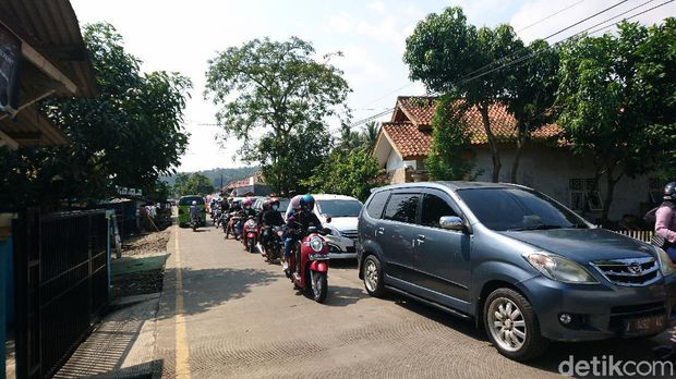 Lalu lintas di jalur alternatif macet sepanjang 2 km (M Iqbal/detikcom)