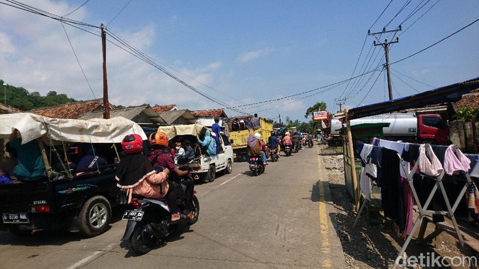 Lalu lintas di jalur alternatif macet sepanjang 2 km (M Iqbal/detikcom)