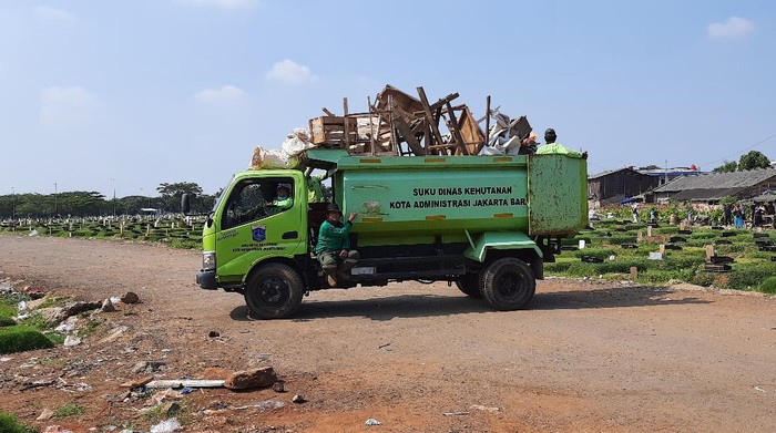 Lapak pedangan bunga dan kopi di TPU Tegal Alur ditertibkan