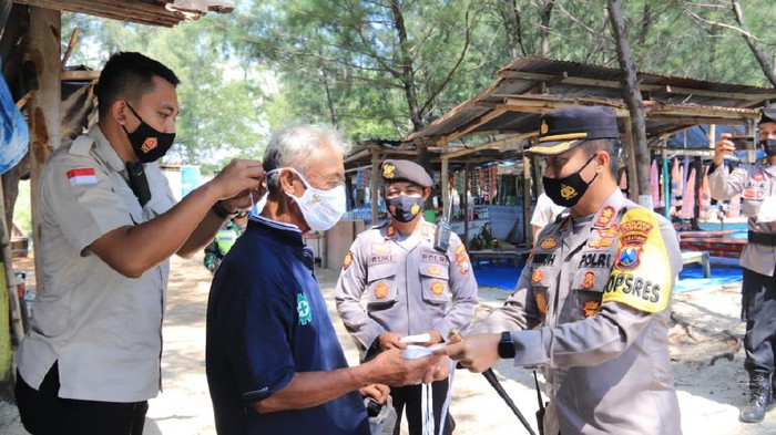 Libur lebaran 2021, sejumlah lokasi Wisata di Tuban dipenuhi wisatawan. Polisi melakukan pemantauan dan pembagian masker, kepada wisatawan yang abai protokol kesehatan.