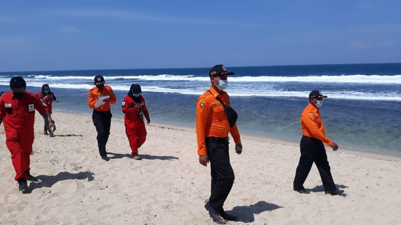 Sejumlah wisatawan yang tengah berkunjung ke kawasan Pantai Selatan Kabupaten Gunungkidul terjaring razia penggunaan masker. Sebagian besar yang terjaring wisatawan lokal dan bagi yang terjaring razia diberikan edukasi dan masker gratis.