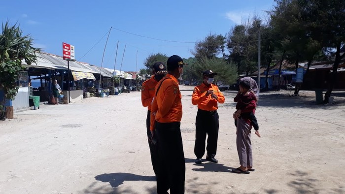 Sejumlah wisatawan yang tengah berkunjung ke kawasan Pantai Selatan Kabupaten Gunungkidul terjaring razia penggunaan masker. Sebagian besar yang terjaring wisatawan lokal dan bagi yang terjaring razia diberikan edukasi dan masker gratis.