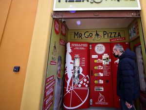 Vending Machine Pizza, Racikannya Enak atau Enggak Ya?