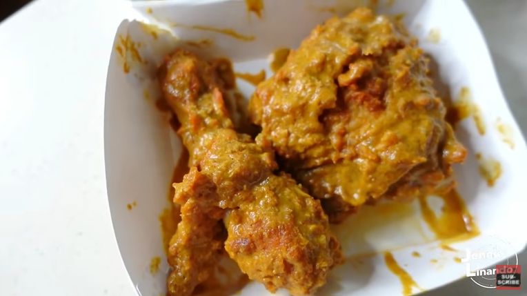 YouTuber Jennie Linando bikin kreasi nasi ayam gulai dari McDonald's yang tengah viral.