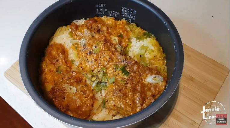 YouTuber Jennie Linando bikin kreasi nasi ayam gulai dari McDonald's yang tengah viral.