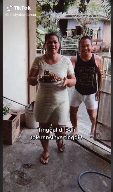 Toleransi, Tetangga Beda Agama di Bali Berikan Ayam Betutu untuk Santapan Lebaran