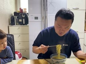 Pertama Kali Cicip Indomie Soto, Orang Korea Ini Ketagihan!