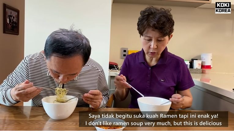 orang Korea cicip Indomie Soto untuk pertama kalinya dan ternyata mreka sangat menyukai.