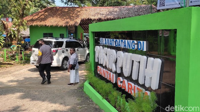 Pantai Carita mulai dipadati pengunjung