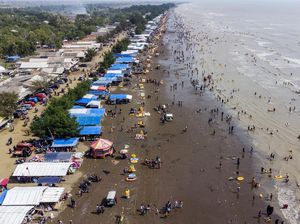 Libur Lebaran, Pantai Tanjung Pakis Ramai Pengunjung