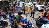 Petugas Polri meminta pengendara agar tidak memasuki kawasan pantai karena ditutup.