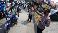 Petugas Polri dibantu TNI dan pemerintah kabupaten menjaga akses menuju tempat wisata Pantai Tanjung Pasir, Kabupaten Tangerang, Banten, Sabtu (15/5/2021).
