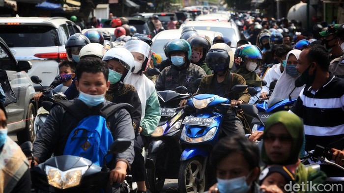 Pantai Tanjung Pasir Ditutup Petugas Polri dibantu TNI dan pemerintah Kabupaten menjaga akses jalan menuju tempat wisata pantai Tanjung Pasir, Kabupaten Tangerang, Banten, Sabtu (15/5/2021). Upaya tersebut untuk menghindari kerumunan warga di masa pandemi. Akibat penutupan jalan, arus lalu-lintas terpantau padat merayap. Cuaca terpantau cerah.