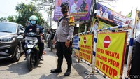 Pantai Tanjung Pasir ditutup untuk mengantisipasi kerumunan warga di masa pandemi COVID-19. 
