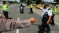 Tidak hanya mobil, motor pun juga diperiksa kelengkapan suratnya.