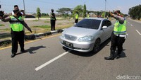 Petugas kepolisian Polresta Cirebon menghentikan kendaraan yang melintas untuk dilakukan pemeriksaan kelengkapan dokumen di jalur Pantura Susukan, Kabupaten, Cirebon, Jawa Barat, Sabtu (15/5/2021). 