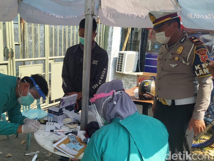 Pemudik yang balik ke Jakarta dites antigen di Cirebon