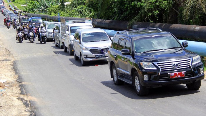 Sejumlah kendaraan mengantre saat melintas di pos penyekatan larangan mudik di Dumai, Riau, Sabtu (15/5/2021). ANTARA FOTO/Aswaddy Hamid/wsj.