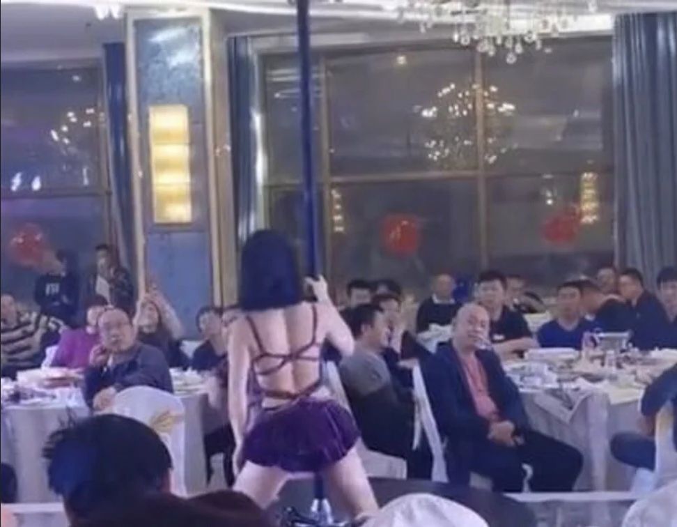 penari tiang di pernikahan