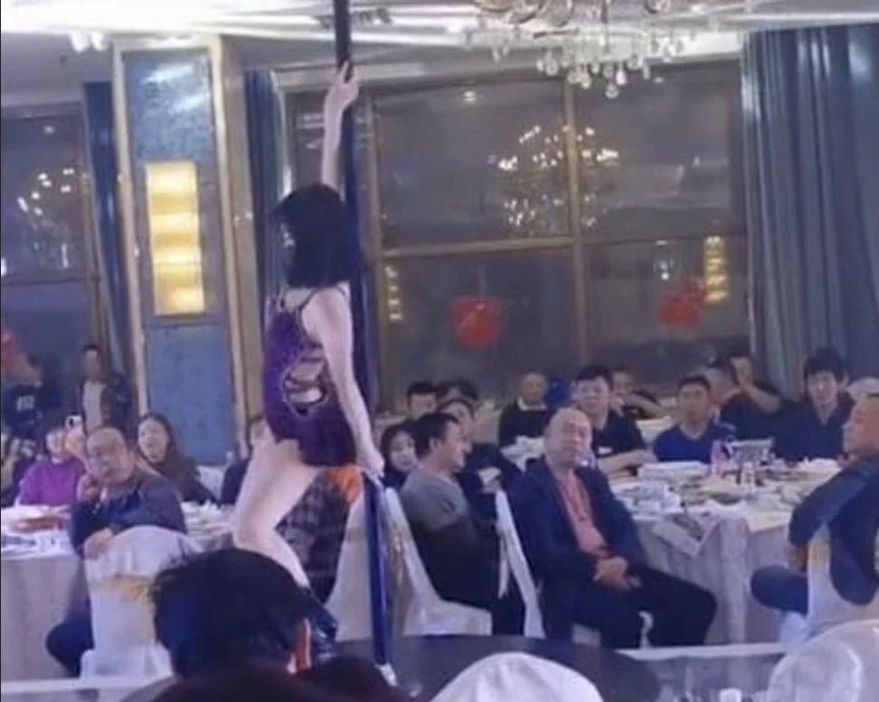 penari tiang di pernikahan