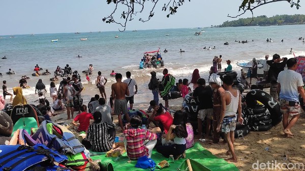 Pengunjung Pantai Carita Membludak