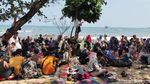 Pengunjung Pantai Carita Membludak