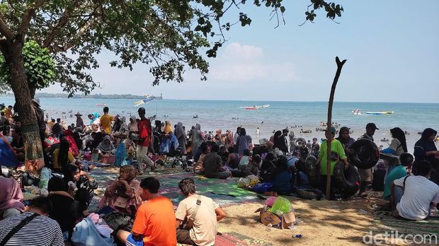 Hari ini kawasan Pantai Carita, Pandeglang, Banten, dipadati oleh pengunjung. Pengunjung tumpah ruah bermain di area pantai.