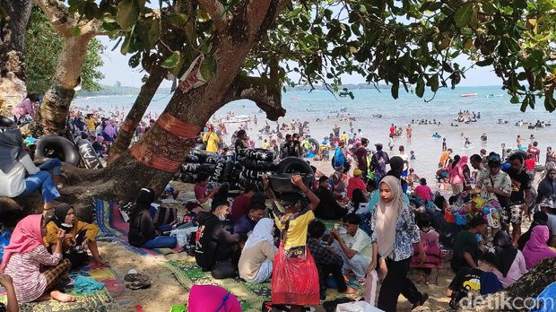 Hari ini kawasan Pantai Carita, Pandeglang, Banten, dipadati oleh pengunjung. Pengunjung tumpah ruah bermain di area pantai.