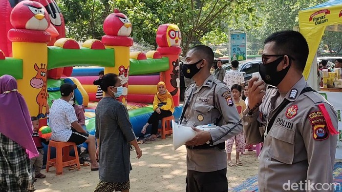 Hari ini kawasan Pantai Carita, Pandeglang, Banten, dipadati oleh pengunjung. Pengunjung tumpah ruah bermain di area pantai.