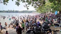 Pengunjung memadati Pantai Carita, Pandeglang, Banten, Sabtu (15/5/2021).
