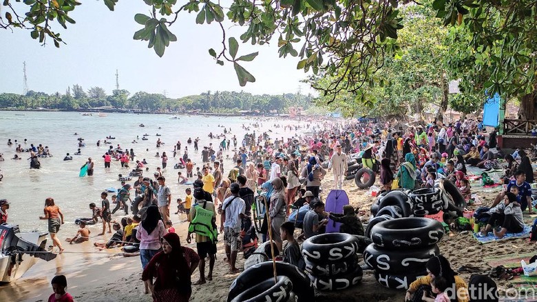 Pengunjung Pantai Carita Membludak Hari ini kawasan Pantai Carita, Pandeglang, Banten, dipadati oleh pengunjung. Pengunjung tumpah ruah bermain di area pantai.