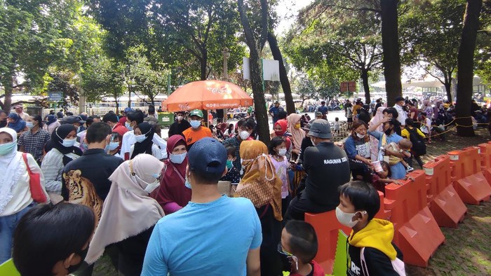 Pengunjung Taman Margasatwa Ragunan, Jakarta
