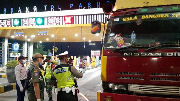 Penyekatan Hari Ketiga Lebaran Arus Diperketat, Pengendara yang Masuk Kota Pasuruan Pilih Putar Balik