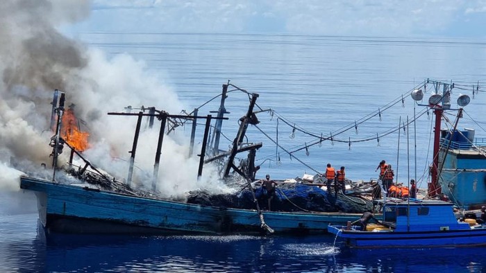 Penyelamatan Kapal Terbakar di Laut Natuna Utara