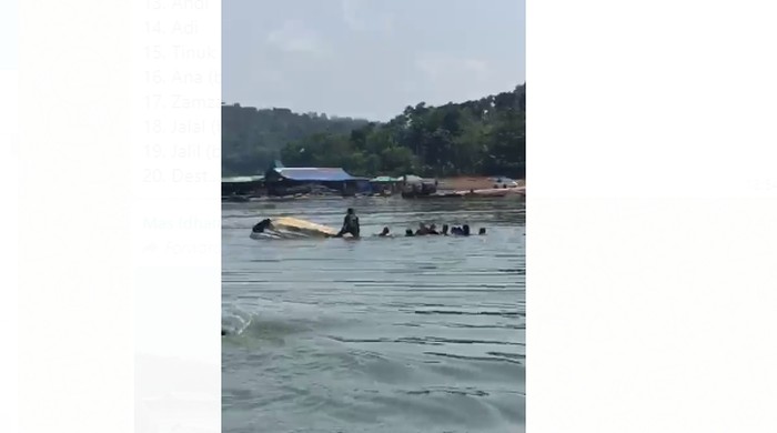 Perahu wisata di Waduk Kedungombo (WKO) Boyolali yang berisi sekitar 20 orang terbalik. Perahu disebut oleng diduga karena para penumpang foto selfie di ujung perahu.