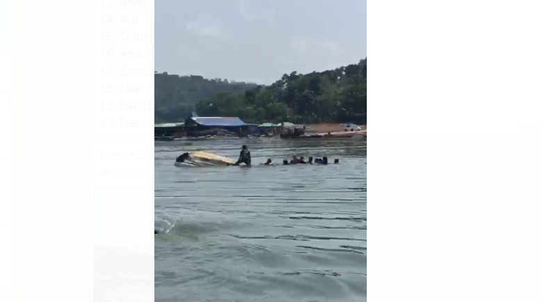 Perahu Terbalik di Kedungombo Gegara Selfie, 6 Orang Tewas-3 Hilang Perahu wisata di Waduk Kedungombo (WKO) Boyolali yang berisi sekitar 20 orang terbalik. Perahu disebut oleng diduga karena para penumpang foto selfie di ujung perahu.