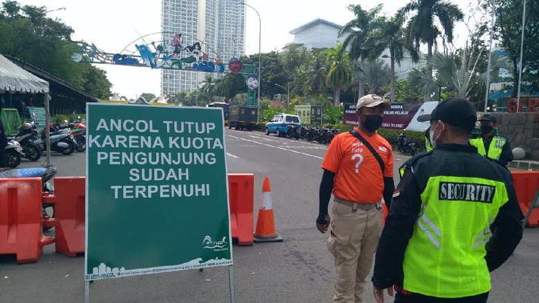 Petugas berjaga menutup Ancol hari ini Petugas berjaga menutup Ancol hari ini