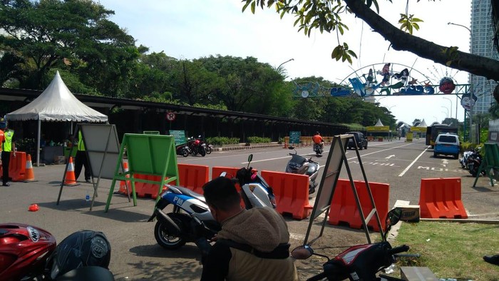 Petugas berjaga menutup Ancol hari ini