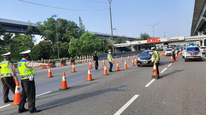 Polda Jabar lakukan pemeriksaan dokumen bebas COVID-19 di Tol Japek Km 47