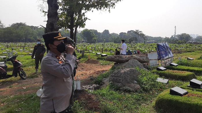 Polisi meminta peziarah di TPU Tegal Alur bubar