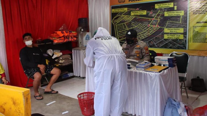 Polisi tes swab wisatawan di Dermaga Kali Adem, Jakarta Utara