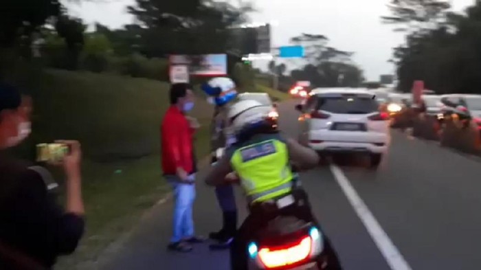 Viral di media sosial video seorang pria disebut mengaku asisten pribadi pejabat PSSI bersitegang dengan anggota polisi saat diminta putar balik di jalur Puncak, Kabupaten Bogor.