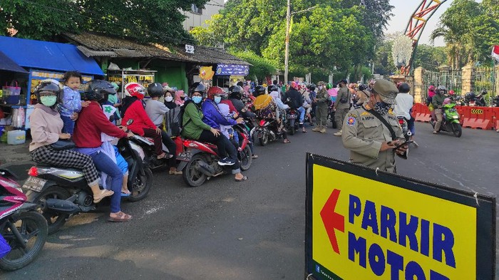 Ragunan kembali diramaikan pengunjung. Sempat terjadi anteran pemotor yang ingin masuk ke Ragunan, Sabtu (15/5/2021).