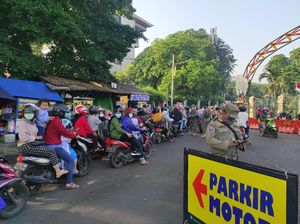 Suasana Membludaknya Pengunjung di Taman Margasatwa Ragunan