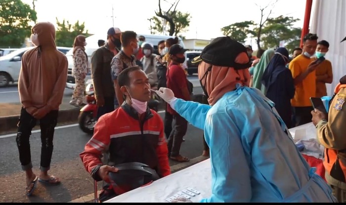 Ratusan pengendara motor dan mobil di Jembatan Suramadu dikagetkan tes antigen acak di Pos Penyekatan Larangan Mudik 2021. Mayoritas yang terkena tes acak adalah pengendara roda dua