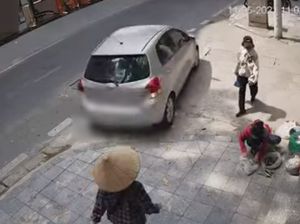 Aduh! Salah Injak Pedal Mobil Ini Meluncur Kencang Mundur ke Belakang