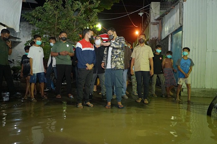 Sejumlah pemukiman di Kecamatan Medan Maimun, Kota Medan, sekitar pukul 02.00 WIB dini hari tadi mengalami banjir kiriman dari hulu atau gunung.