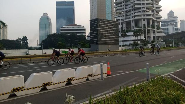 Sejumlah pesepeda di Jalan Sudirman-Thamrin gowes di luar jalur khusus sepeda, Sabtu (15/5/2021) pagi.